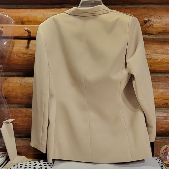 "Dressbarn" Beige blazer & tank top set with black stitching. - Picture 8 of 8